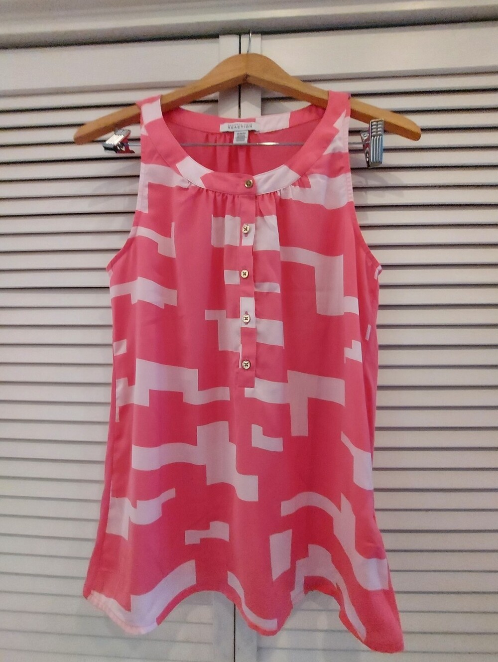 Kenneth Cole Reaction Pink and White Geometric Sleeveless Top 💕🌸